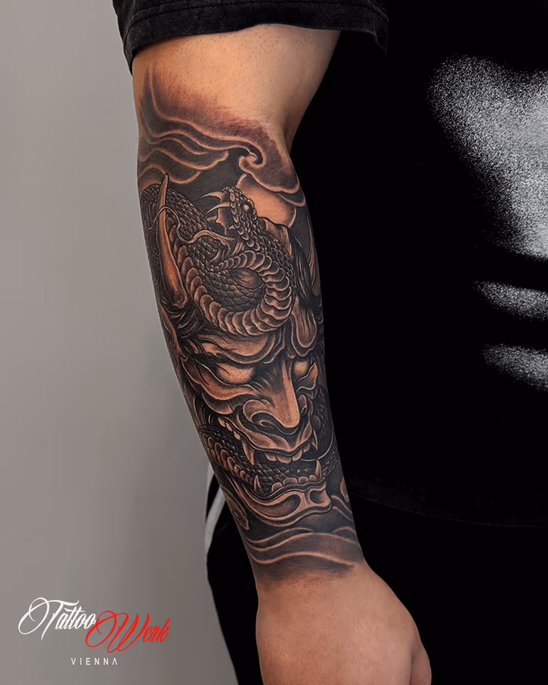 Ramazan — Tattoo 1 | Realismus · Linework · Black & Grey · Lettering · Dotwork | Tattoo-Werk Wien